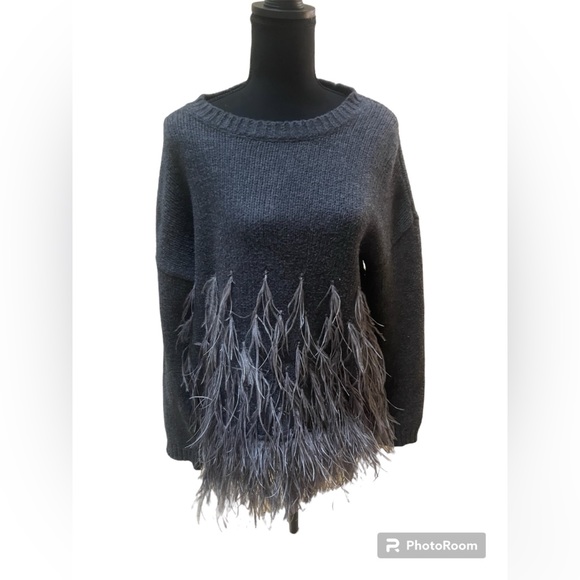 Very unique sweater in gray with ostrich feathers - Picture 2 of 7